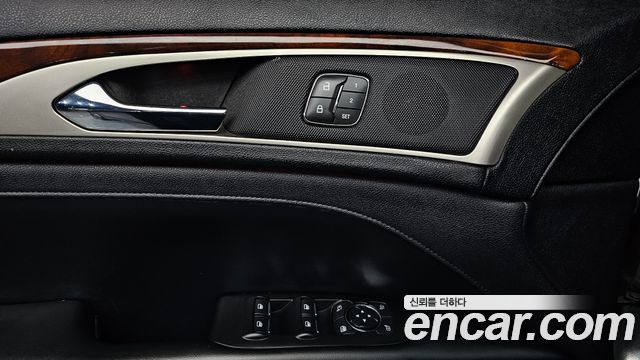 Lincoln MKZ 2019 — photo 14