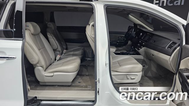 Kia Canival 2016 — photo 11