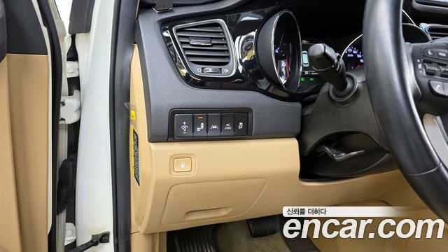 Kia Canival 2019 — photo 16