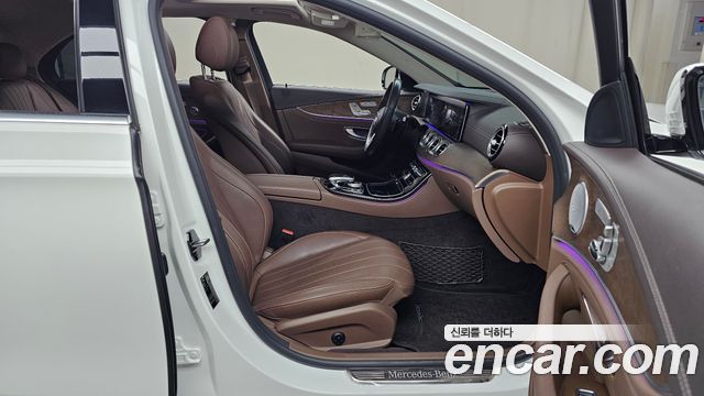 Mercedes-Benz E-Class 2020 — photo 11