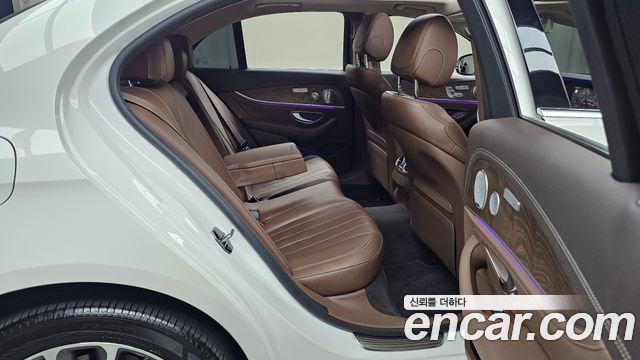 Mercedes-Benz E-Class 2020 — photo 12