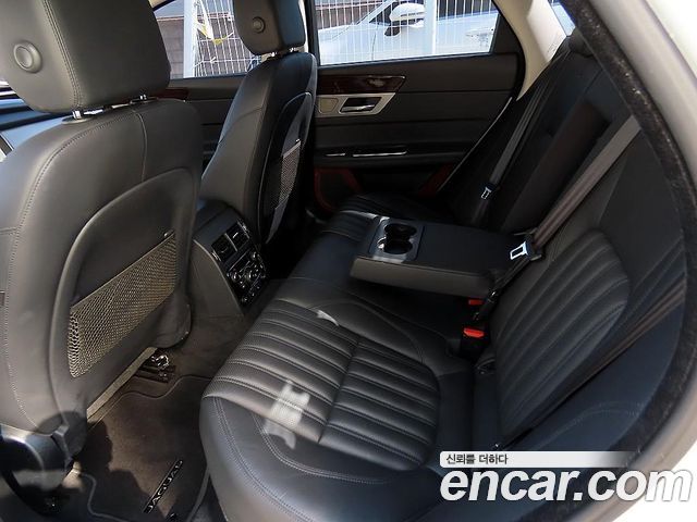 Jaguar XF 2018 — photo 6