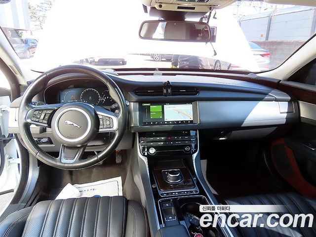 Jaguar XF 2018 — photo 7