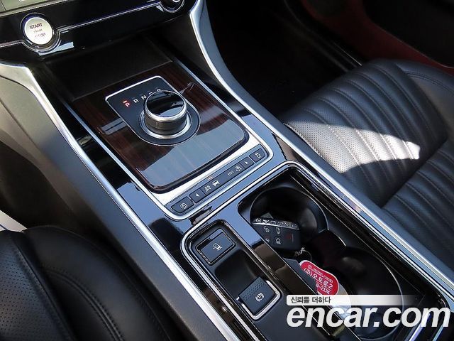 Jaguar XF 2018 — photo 11