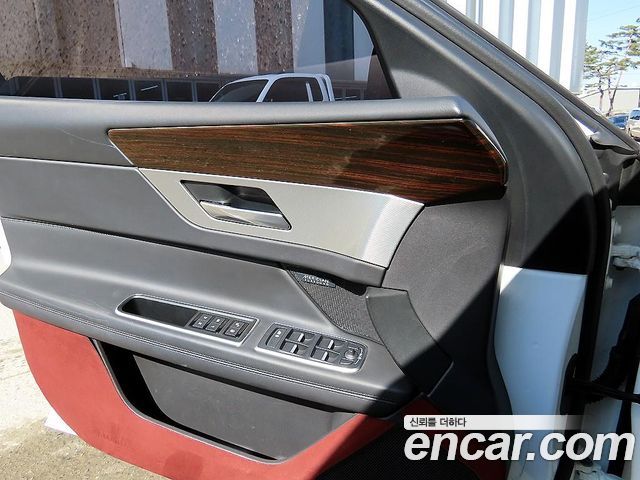 Jaguar XF 2018 — photo 12