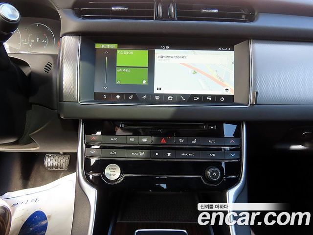 Jaguar XF 2018 — photo 13