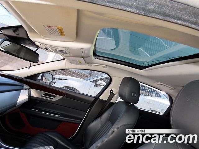 Jaguar XF 2018 — photo 17