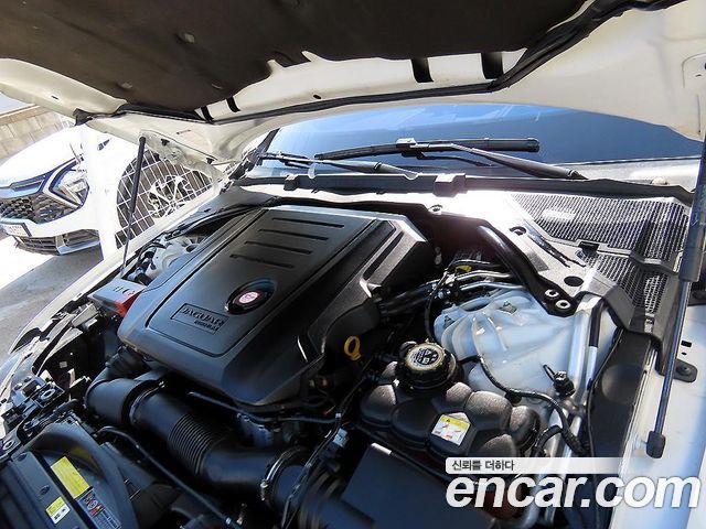 Jaguar XF 2018 — photo 19