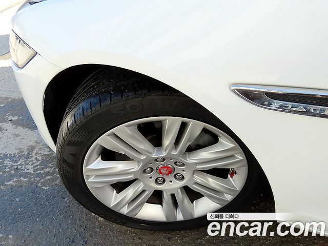 Jaguar XF 2018 — photo 20
