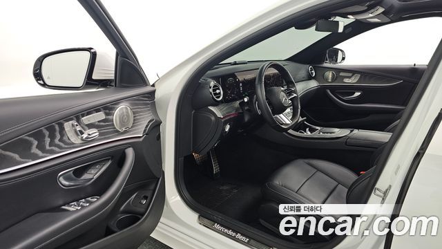Mercedes-Benz E-Class 2021 — photo 11