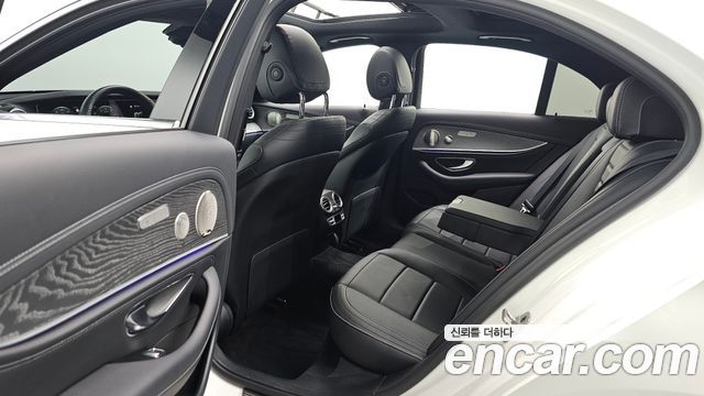 Mercedes-Benz E-Class 2021 — photo 12
