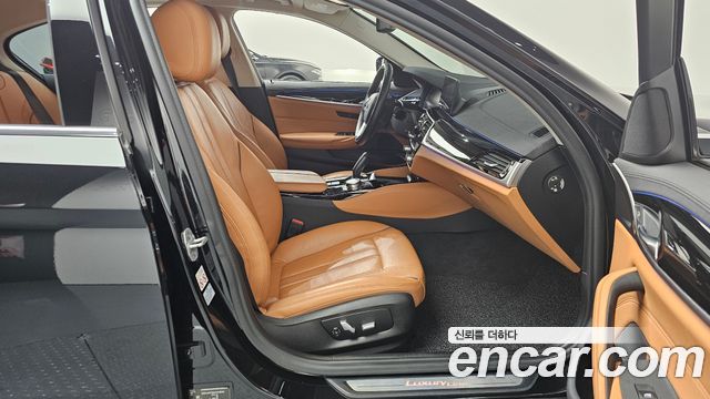 BMW 5-Series 2020 — photo 11