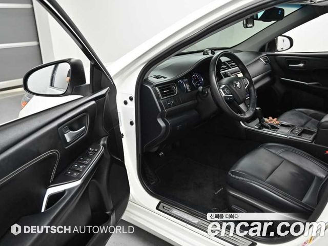 Toyota Camry 2017 — photo 11