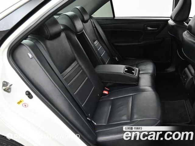 Toyota Camry 2017 — photo 12