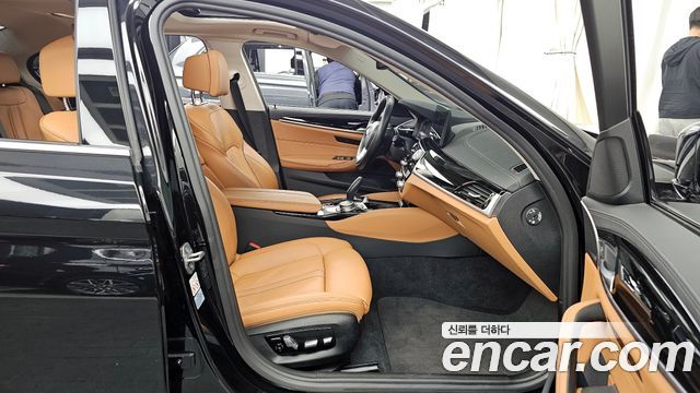BMW 5-Series 2022 — photo 17