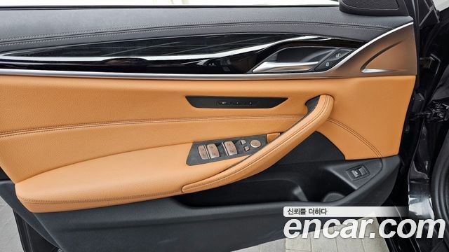 BMW 5-Series 2022 — photo 14