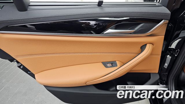 BMW 5-Series 2022 — photo 15