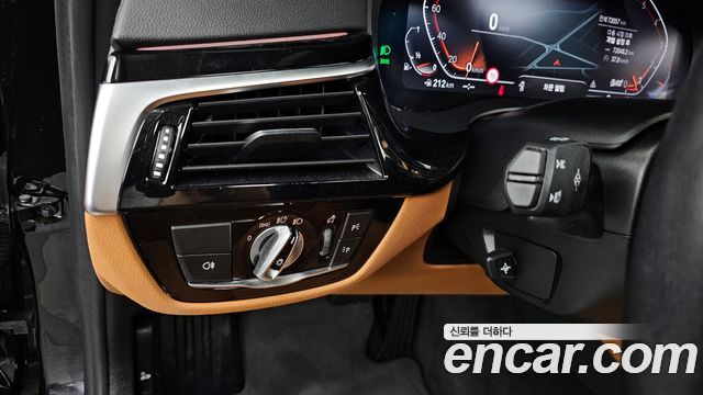 BMW 5-Series 2022 — photo 27