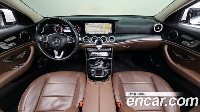 Mercedes-Benz E-Class 2017 — photo 10