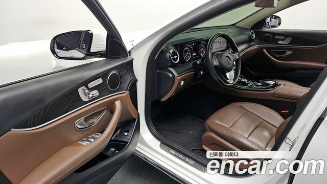 Mercedes-Benz E-Class 2017 — photo 13
