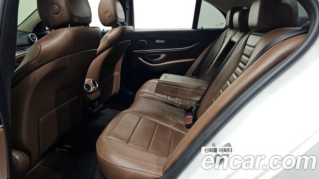 Mercedes-Benz E-Class 2017 — photo 17