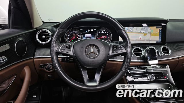 Mercedes-Benz E-Class 2017 — photo 18