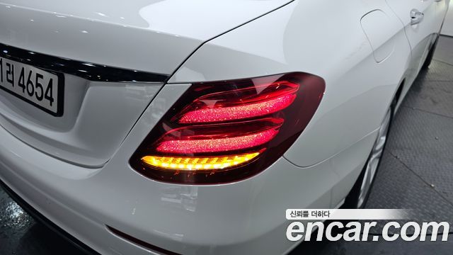 Mercedes-Benz E-Class 2017 — photo 9