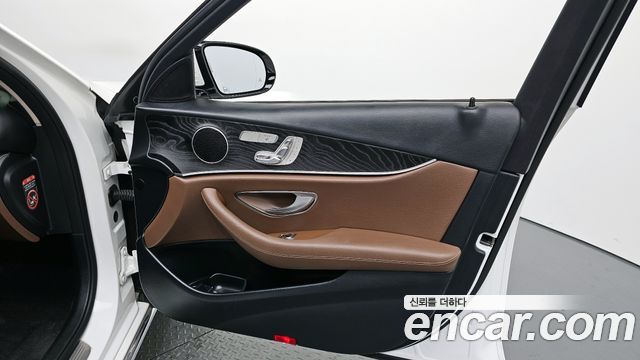 Mercedes-Benz E-Class 2017 — photo 14