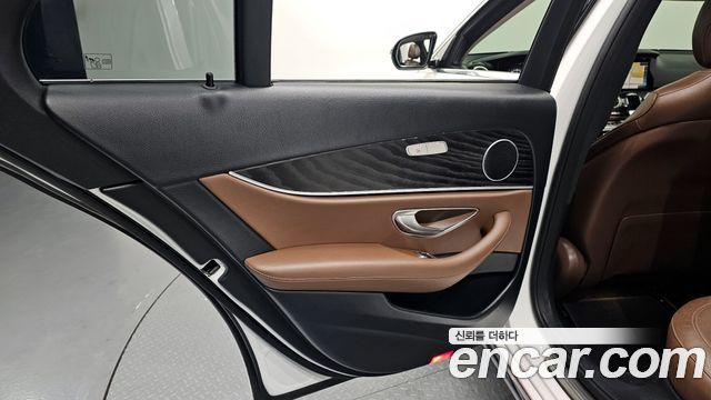 Mercedes-Benz E-Class 2017 — photo 15