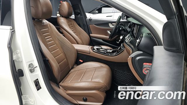 Mercedes-Benz E-Class 2017 — photo 16