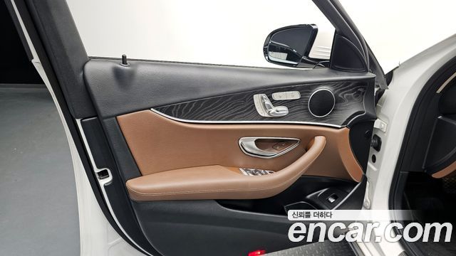 Mercedes-Benz E-Class 2017 — photo 27