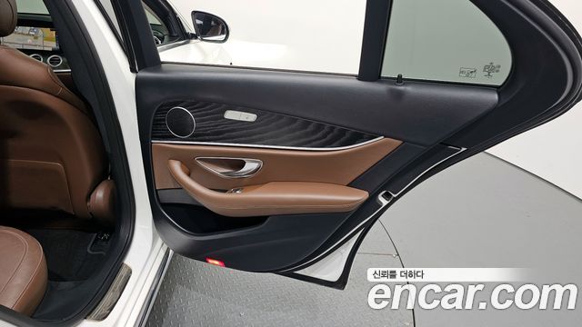 Mercedes-Benz E-Class 2017 — photo 28