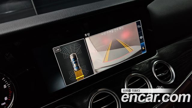 Mercedes-Benz E-Class 2017 — photo 16