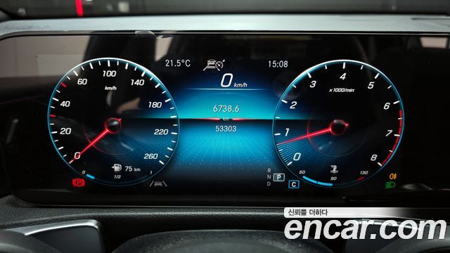 Mercedes-Benz GLB-Class 2021 — photo 8