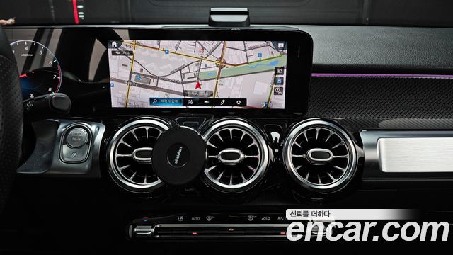 Mercedes-Benz GLB-Class 2021 — photo 14