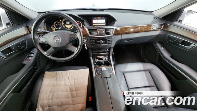 Mercedes-Benz E-Class 2012 — photo 7