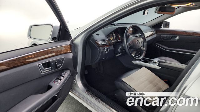 Mercedes-Benz E-Class 2012 — photo 10