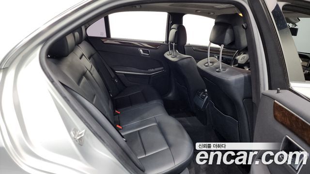 Mercedes-Benz E-Class 2012 — photo 11