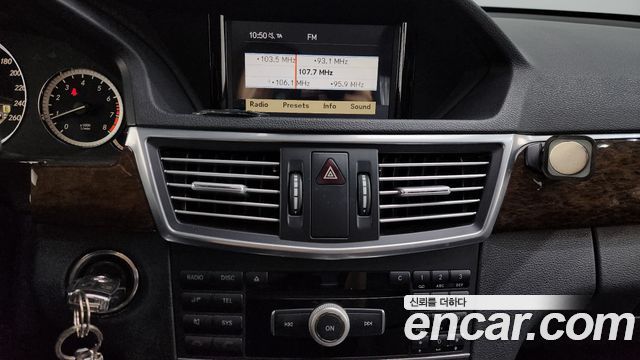 Mercedes-Benz E-Class 2012 — photo 12