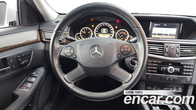 Mercedes-Benz E-Class 2012 — photo 15
