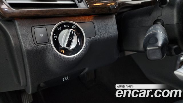 Mercedes-Benz E-Class 2012 — photo 17