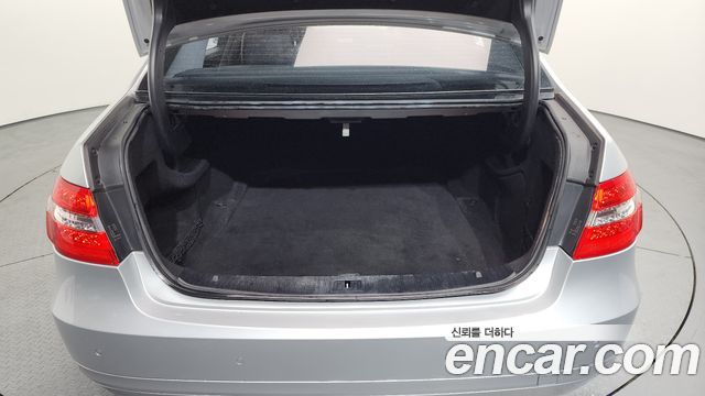 Mercedes-Benz E-Class 2012 — photo 20