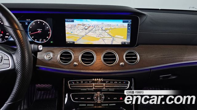 Mercedes-Benz E-Class 2018 — photo 14