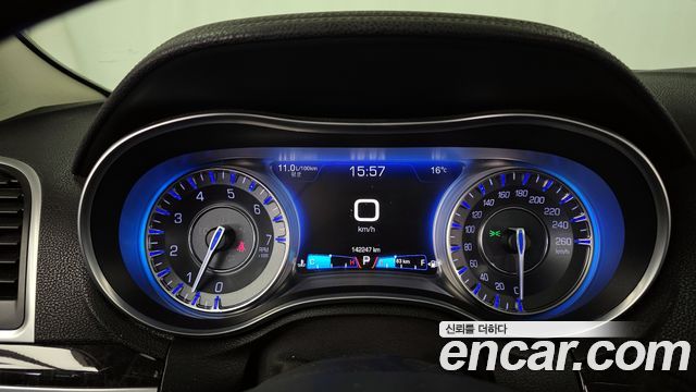 Chrysler 300C 2015 — photo 8