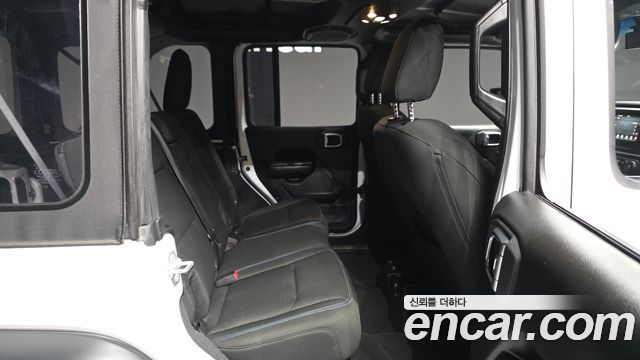 Jeep Wrangler 2021 — photo 12
