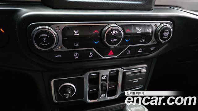 Jeep Wrangler 2021 — photo 17