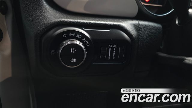 Jeep Wrangler 2021 — photo 19