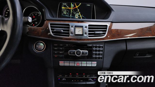 Mercedes-Benz E-Class 2014 — photo 14