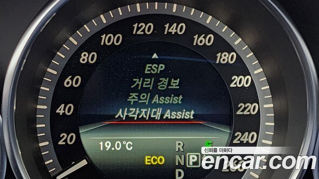 Mercedes-Benz E-Class 2014 — photo 16