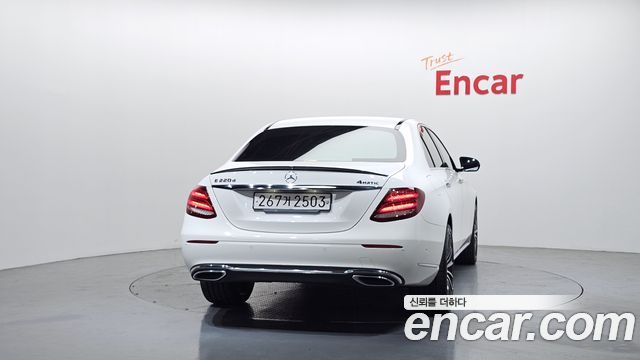 Mercedes-Benz E-Class 2020 — photo 4